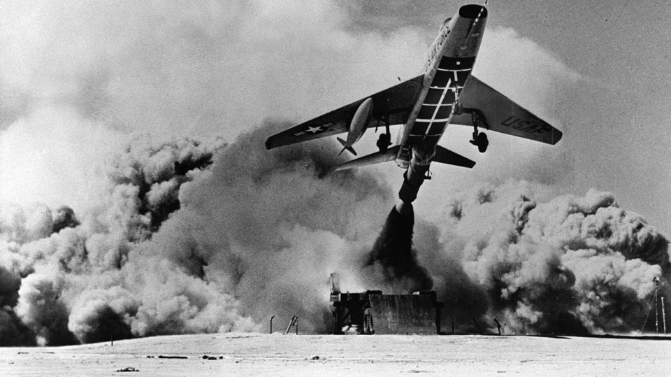 F-100D Super Sabre startuje systémem zero-length-launch